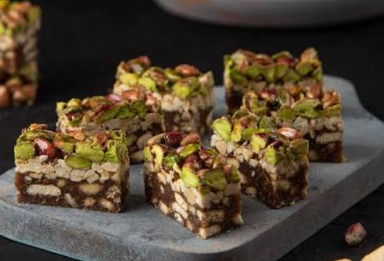 Tamrieh mit gemischte Nüsse