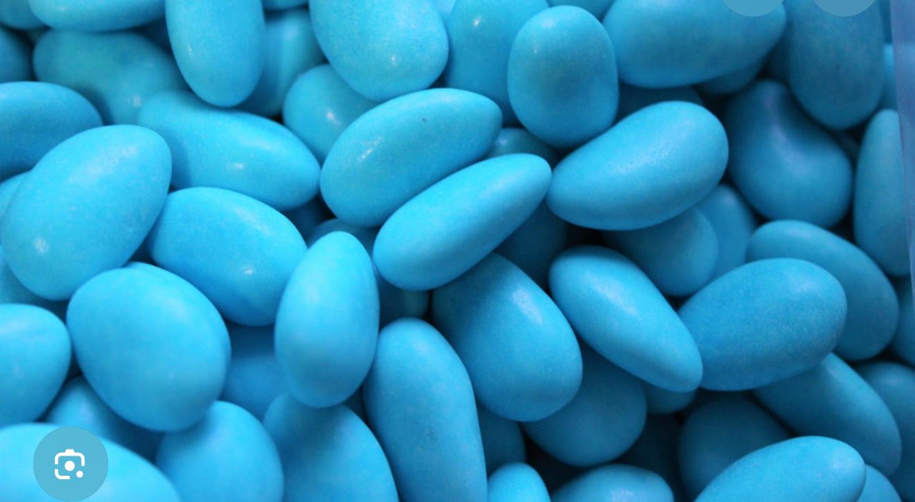 Blaue Samiry mit Mandeln