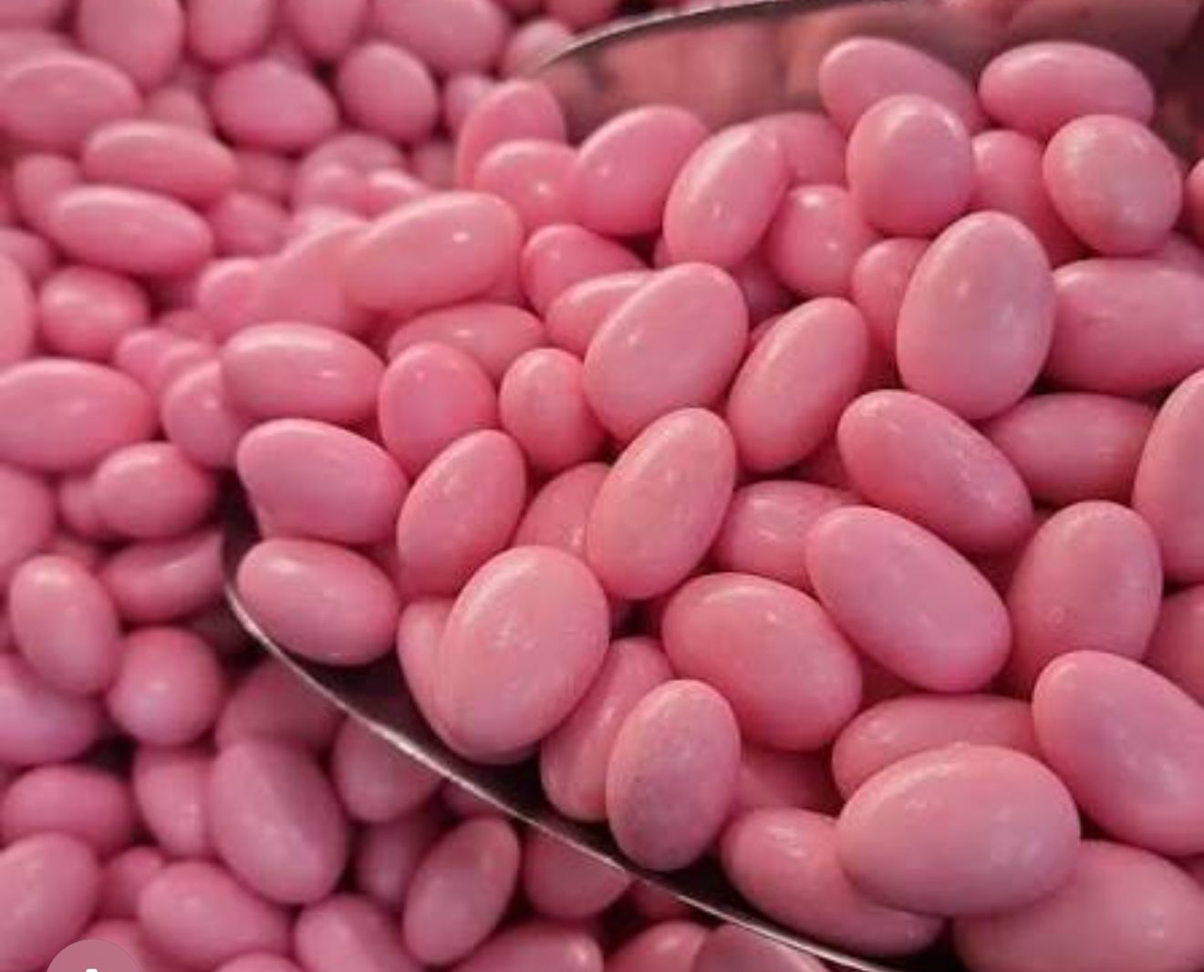 Rosa Samiry mit Mandeln