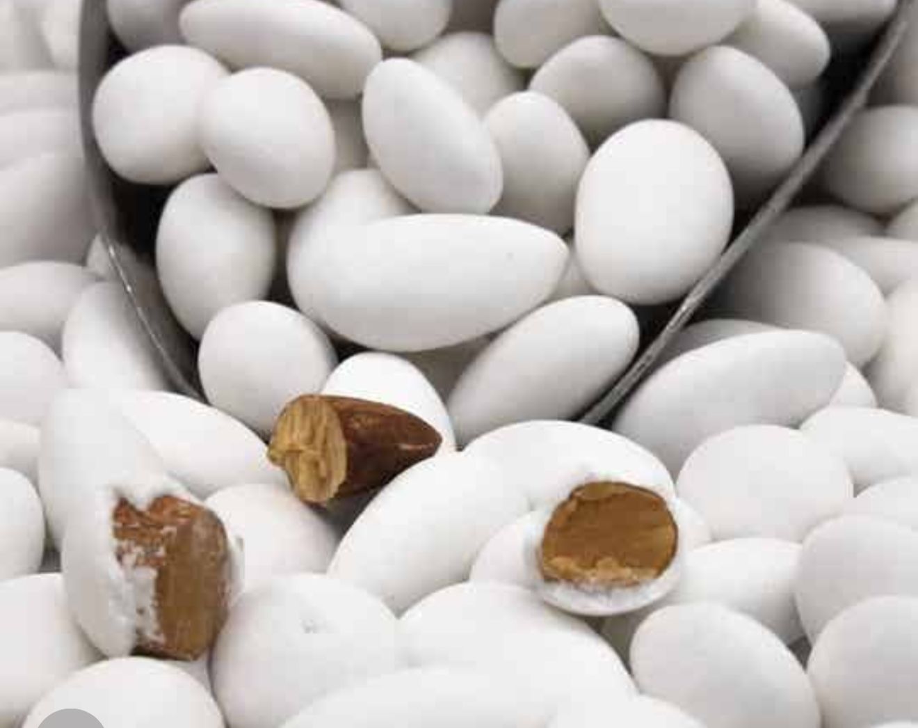 Weiße Samiry mit Mandeln